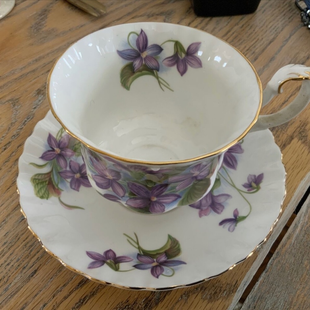 ROYAL ALBERT/England ‘’Purple Violet’’bone china cup with saucer/excellent